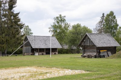 Külaplatsil on palju ruumi ning olemas juba grillikoda, ait, pinksilaud, võrkpalliplats, kettagolfi korvid jm.