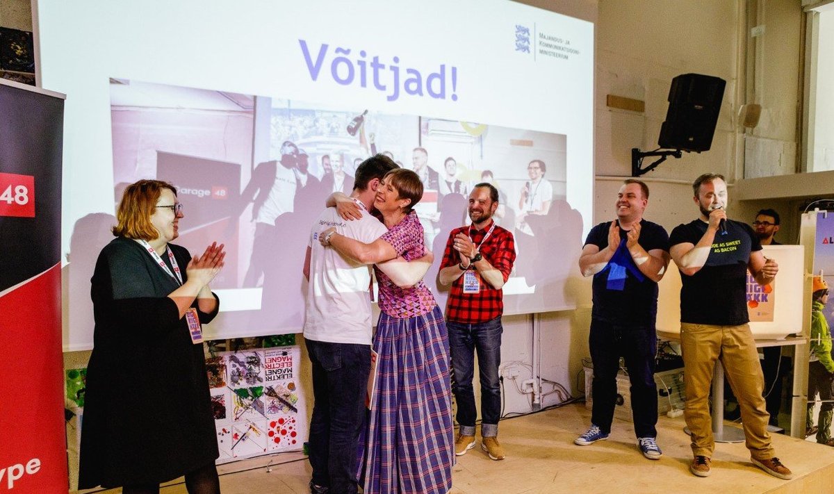 President Kersti Kaljulaid võitjaid õnnitlemas.