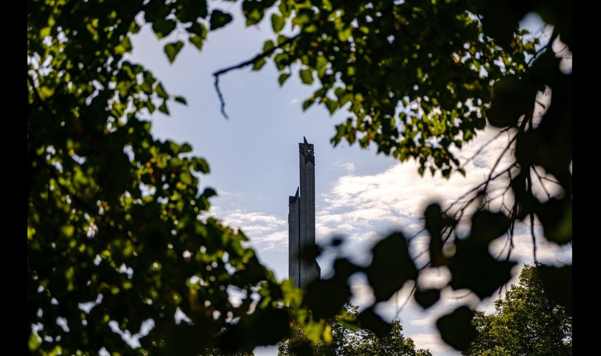 Памятник советским солдатам в рижском парке Победы