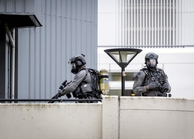 Полицейские из отдела особого реагирования возле больницы в Роттердаме
