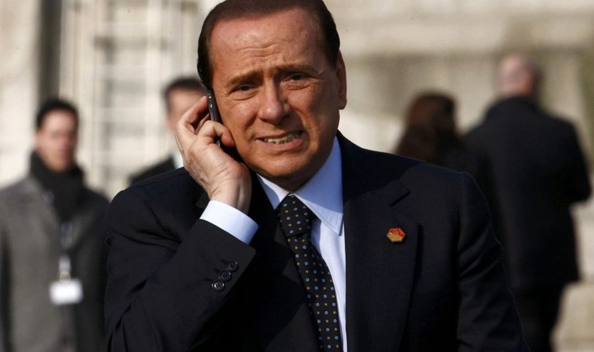 Itaalia peaminister Berlusconi mobiiltelefoniga rääkimas.