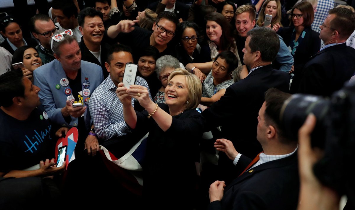 Kuna Hillary Clintoni toetus on rivaali omaga tasavägine, peab ta (keskel selfie't tegemas) Californias valijatega lisaüritusi korraldama.