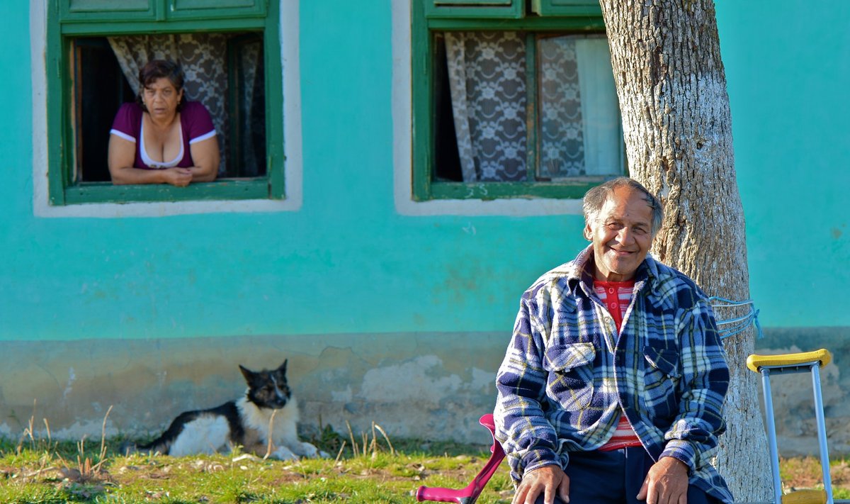 Ühe jalaga mees naise ja koeraga. Rumeenia, 2014