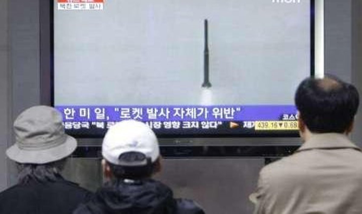 Lõunakorealased vaatavad, kuidas naaberriik tulistab raketi välja.