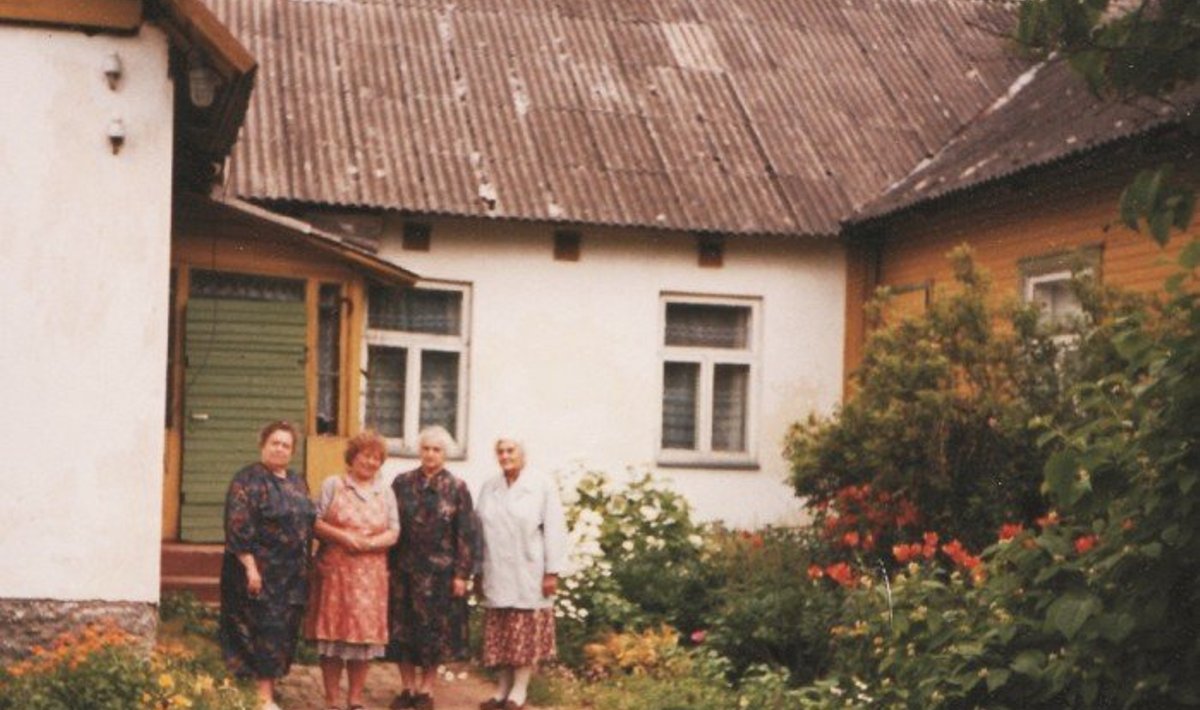 Kaasiku maja lilleõites siseõu. Pildil õed Kruusenbergid külas Aino Kaasikul kümmekond aastat tagasi. Krusenbergid olid 1940. aastate algul Gustav Kaasiku majas üürilisteks
