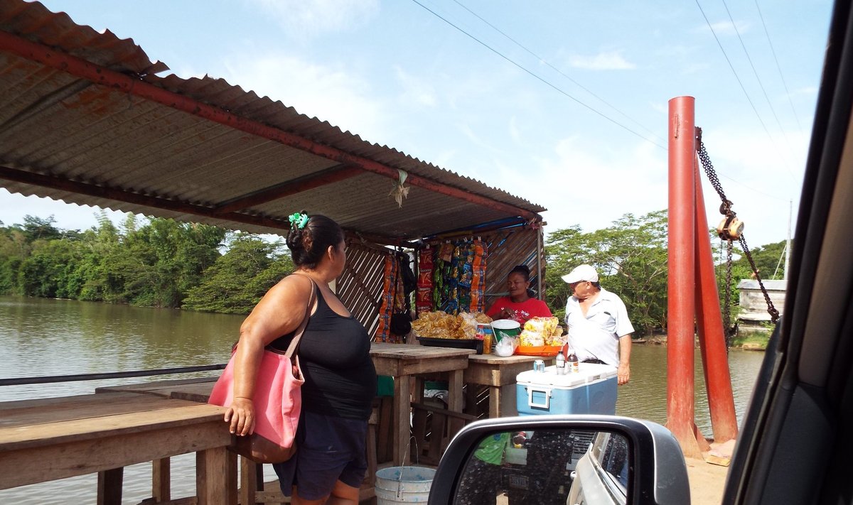 UJUV TURG: praami ühes servas on turg, kus indiaanlased müüvad reisijaile süüa-juua.