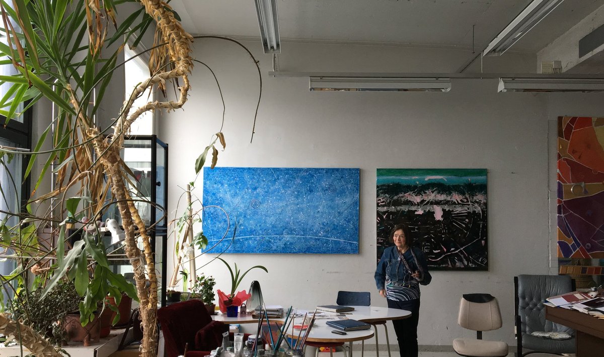 Ludmilla Siim oma Helsingi ateljees uuemate teostega.