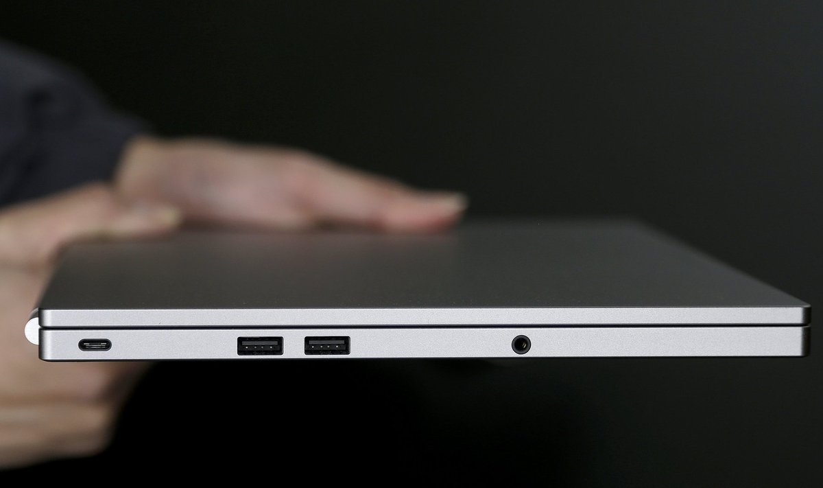 Sellel sülearvutil on lisaks standardsetele A-tüüpi USB-pesadele (keskel) ka USB C-tüüpi pesa (vasakul).