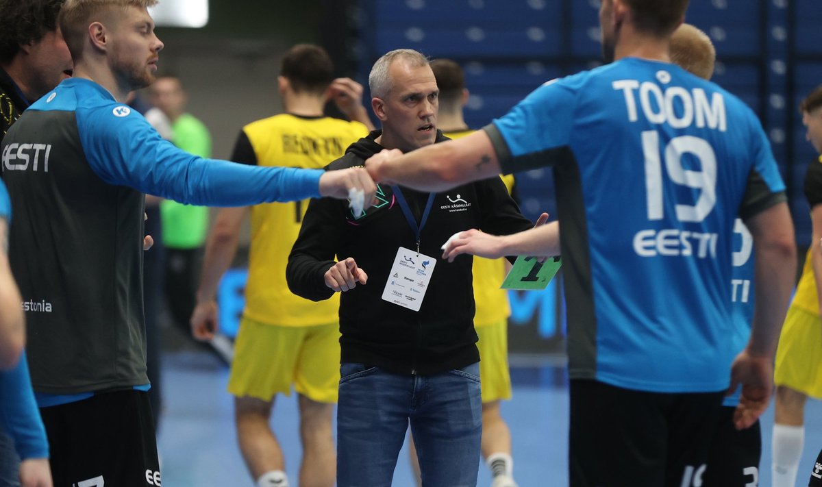 Eesti - Ukraina käsipall. Keskel peatreener Martin Noodla