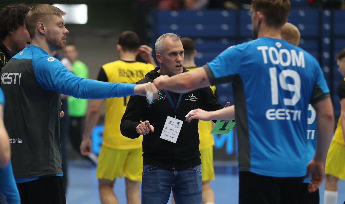 Eesti käsipallikoondise peatreener Martin Noodla (keskel)