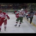 ВИДЕО: Уникальное нарушение: хоккеист сбил во время матча арбитра