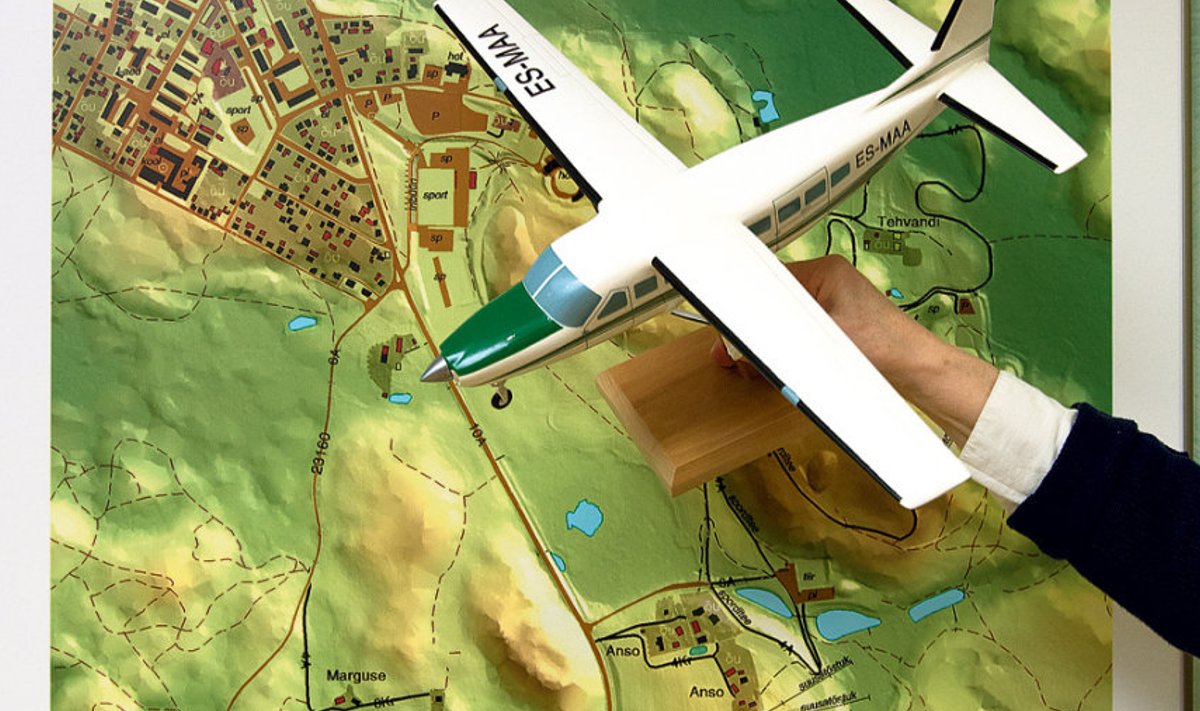 Maa-amet kasutab kaardistamiseks eraldi selleks kohandatud väikelennukit, milles laserskänner  ja spetsiaalne masin digitaalsete fotode saamiseks.