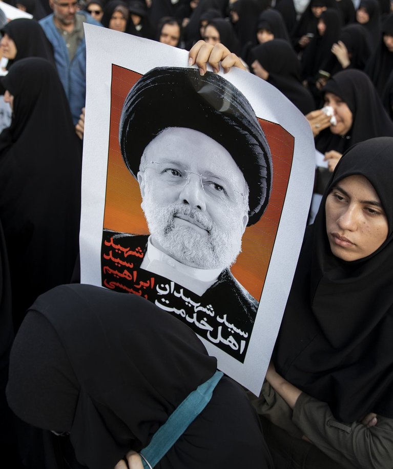Iraani hukkunud presidendi Ebrahim Raisi leinajad kogunesid juba esmaspäeval pealinn Teherani kesklinnas.