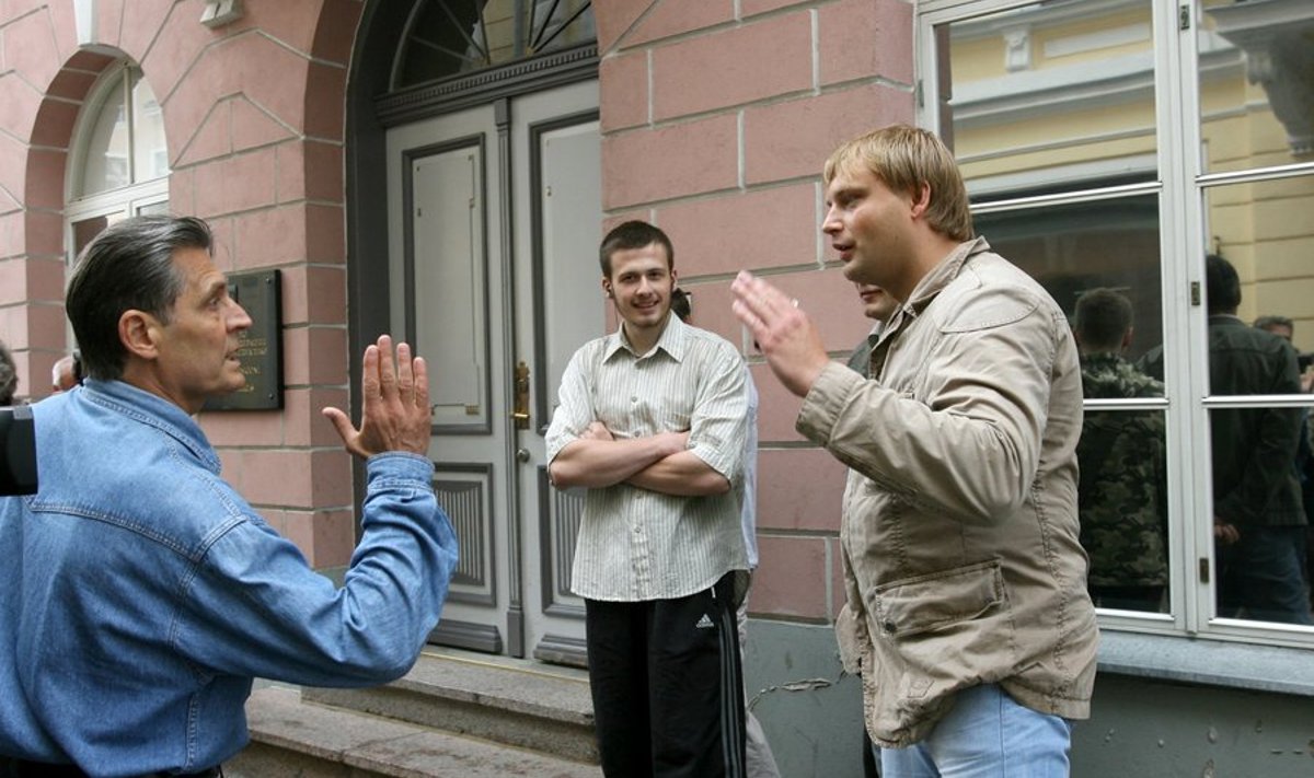 Kaks rahvuslast: 2007. aastal Pronksmehe teisaldamise vastu välja astunud Dmitri Linter (paremal) Vene saatkonna ees vaidlemas mälestusmärgi teisaldamist nõudnud Jüri Böhmiga.Foto on tehtud 2008. aasta augustis, kui päevakorral oli sõda Gruusias.
