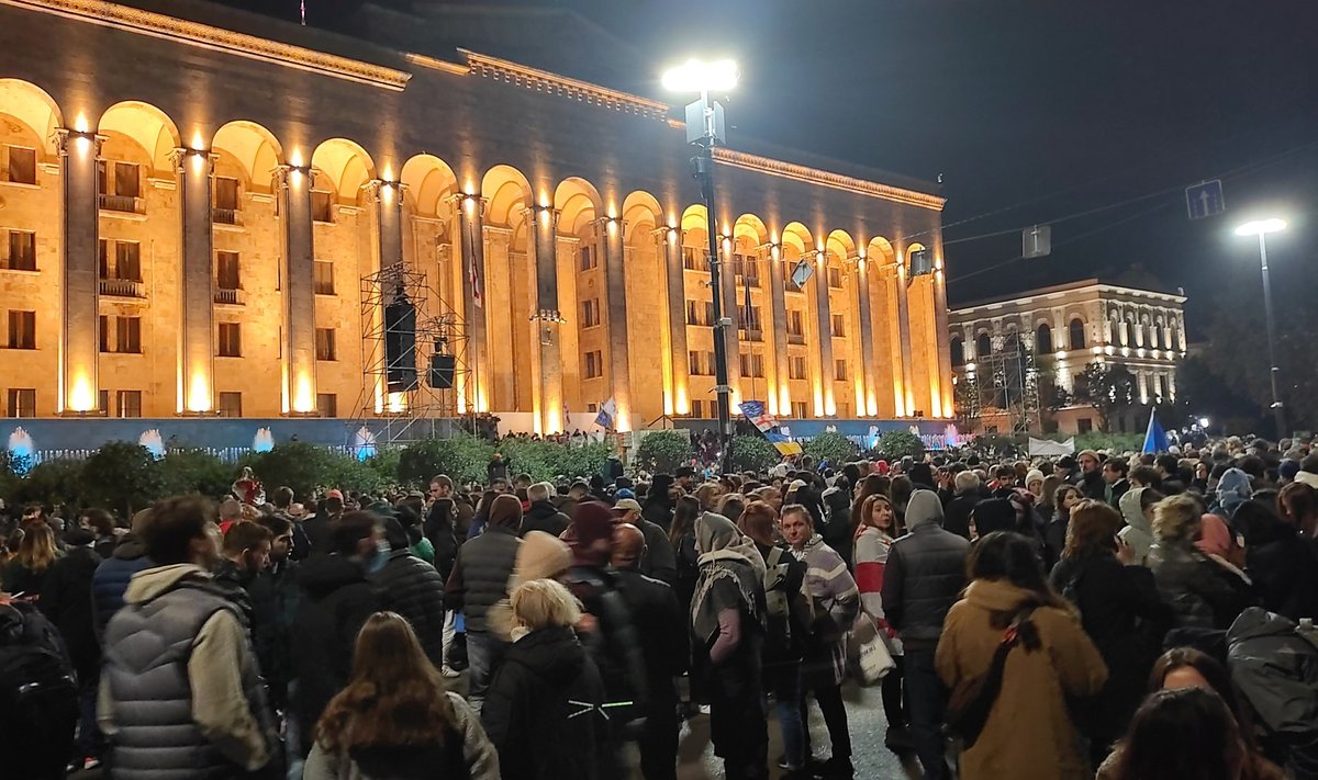 Opositsiooni toetajad Gruusia parlamendi ees