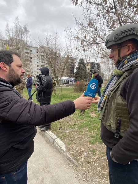 “Rahuläbirääkimisi ei saa keegi vahendada,” ütleb Kaimo Kuusk reporterile purukspekstud majade taustal, “sest Venemaa tunnistab ainult jõudu.” Reporter on Portugalist. Ta ei suuda uskuda, mida ta just kuulis ja küsib veel kord.