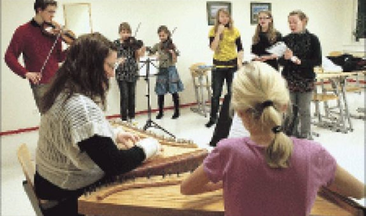Ka Saku muusikakooli rahva-
muusikaansambel loodab suurele pillipeole pääseda.
