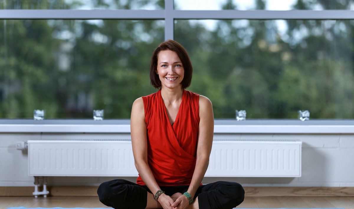 Joogaõpetaja Terje Hakman-Salokorpi aitab taasleida keha ja meele tasakaalu.