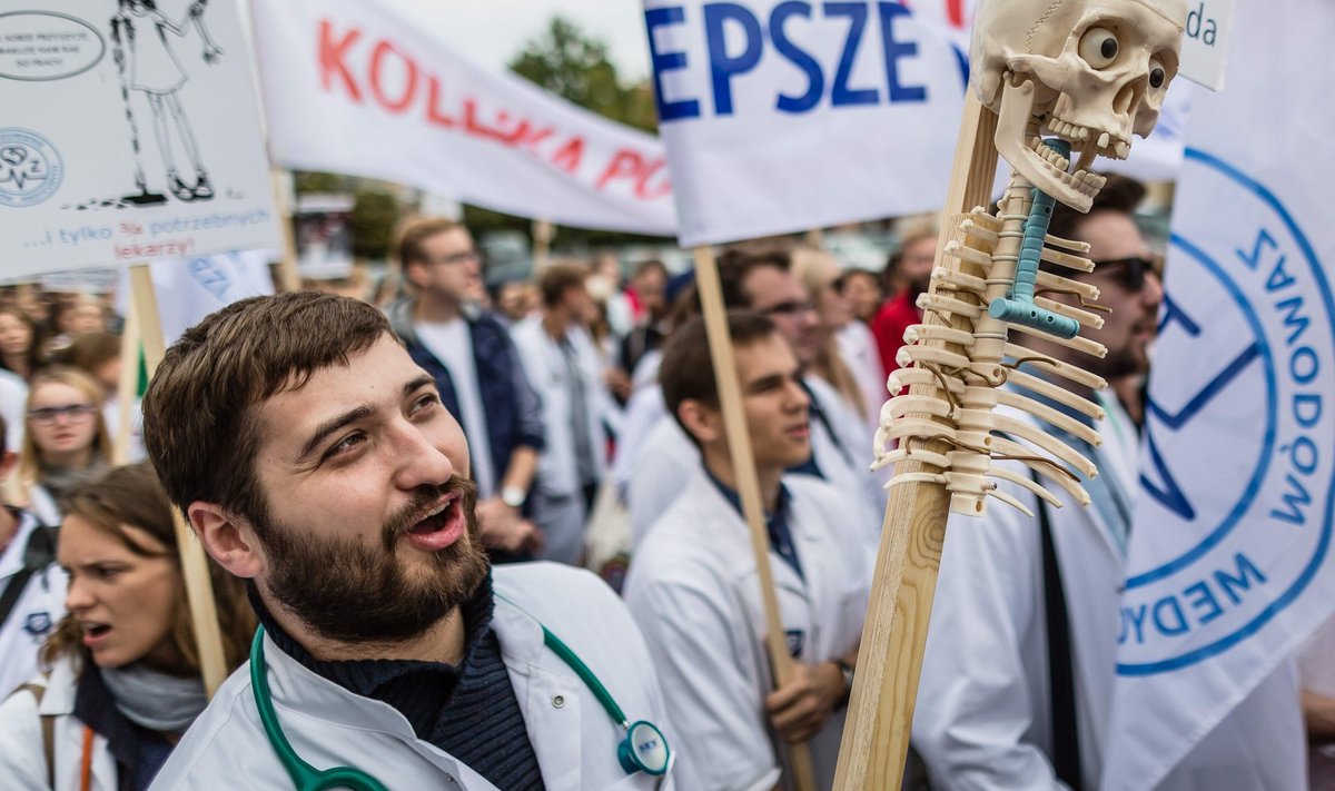 Peale demokraatia eest seisjate marssisid Varssavis ka vaesed arstid.
