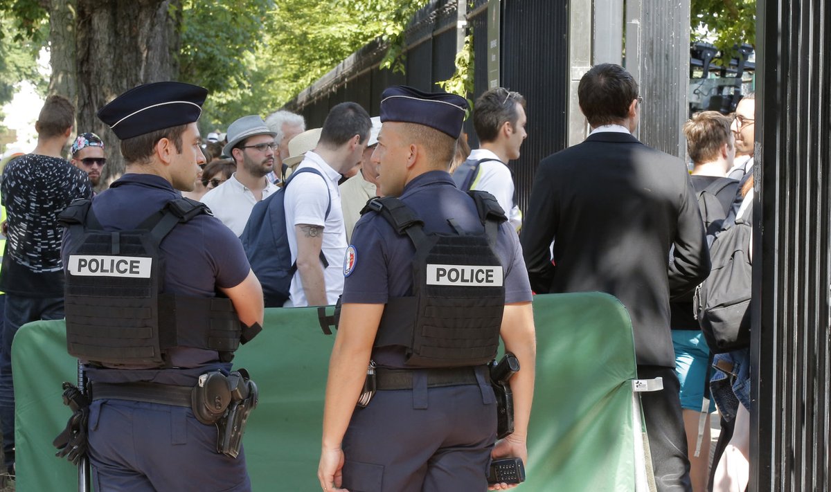 Relvastatud politseinikud Roland Garrosi tenniseväljakute sissepääsu juures.