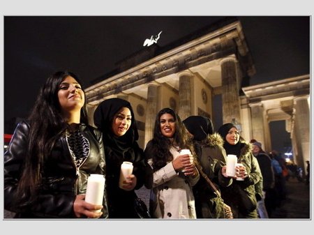 BERLIN ALEXANDERPLATZ: Pagulaste toetuseks loodud küünaldega inimkett üritusel, mis kandis nimetust “Valguse märk”.