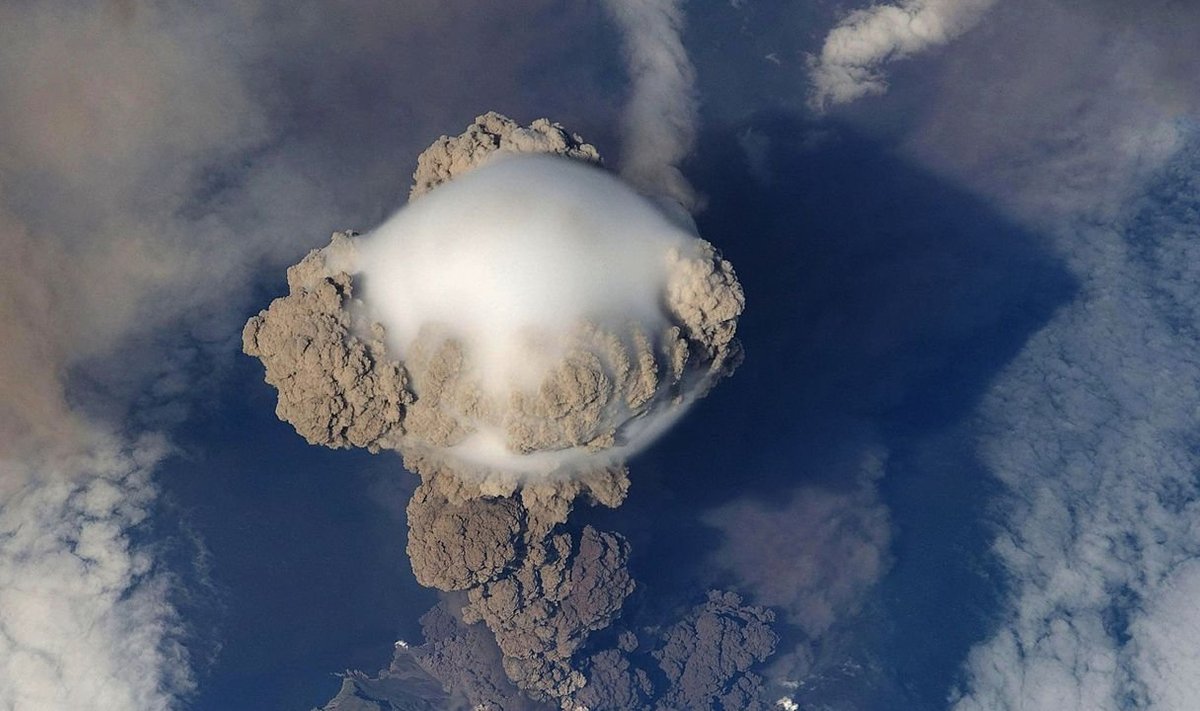 Pilt kosmosest: Venemaal Kuriili saarestikus asuv Sarõtševi vulkaan 2009. aastal purskamas (Foto: NASA)