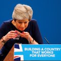 VIDEOD | Köha, vembutav pealtvaataja, langevad tähed: Theresa Mayd tabas konservatiivide konverentsil üks äpardus teise järel