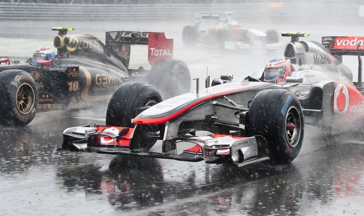 Jenson Button möödumas Vitali Petrovist, vormel-1