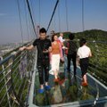 ФОТО и ВИДЕО | Для самых смелых: в знаменитой китайской "Деревне миллионеров" открыли самый длинный в мире стеклянный мост