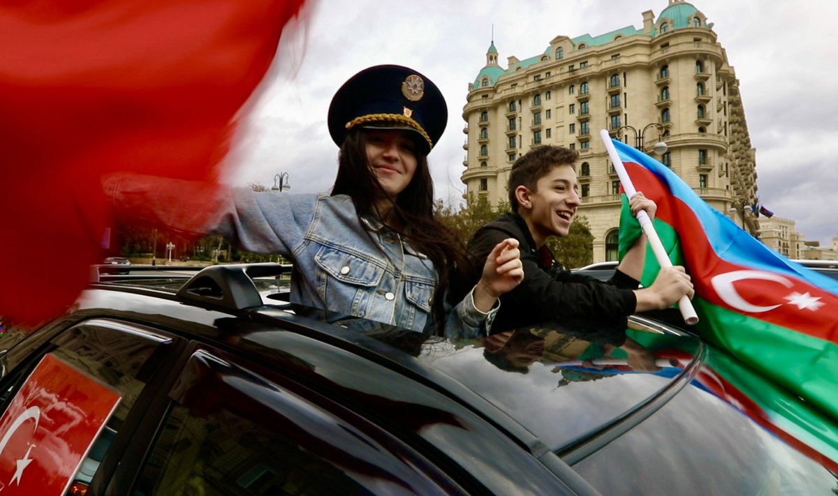 Азербайджанцы празднуют окончание войны в Нагорном Карабахе