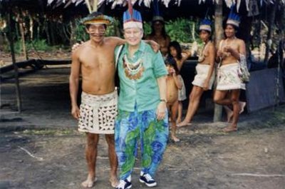 Kai-Mai: Pildistatud 1996.a. Peruus, Iquitose vihmametsades. Pildil borade hõimupealik ja Kai-Mai. Tagaplaanil noored borad. Sellest hõimust on järel veidi üle kahe tuhande indiaanlase.