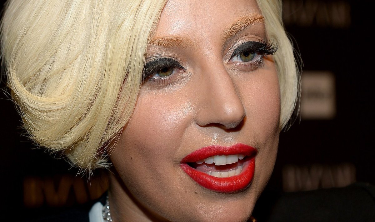 Lady Gaga Harper's Bazaari mustal vaibal