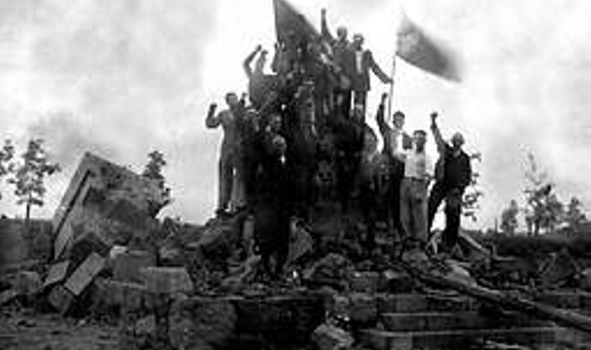 РАБОТА ВЫПОЛНЕНА, ВЕЧЕРИНКА ОТКРЫТА: Статуя президента Пятса разбита.  Эсминцы развевают красные флаги.  11 августа 1940 года, 20:15.  ВИЛЬЯНДСКИЙ МУЗЕЙ