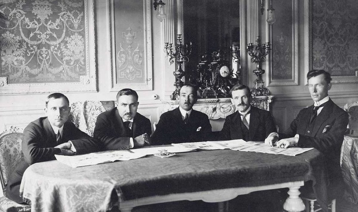 Eesti delegatsioon Rahvasteliidu teisel täiskogul Genfis 1921. aastal. Paremalt: August Schmidt, Jaan Lattik,           Karl Robert Pusta, Ants Piip ja Ado Anderkopp.