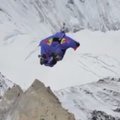 VIDEO: Venelane hüppas alla Mount Everestilt