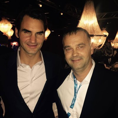 Roger Federer ja Alo Ojassalu 2015. aastal Jarkko Niemineni lahkumismängu järgsel õhtusöögil Helsingis.