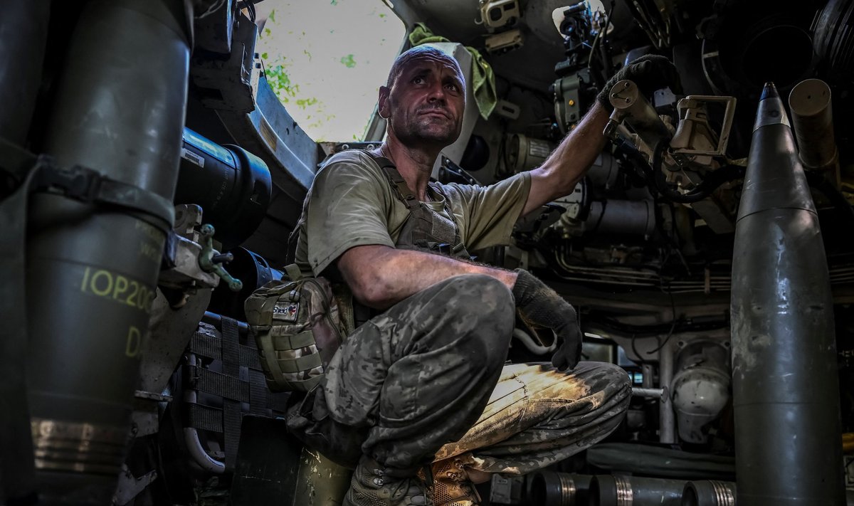 Украинский военнослужащий готовится к стрельбе по российским войскам в Донецкой области