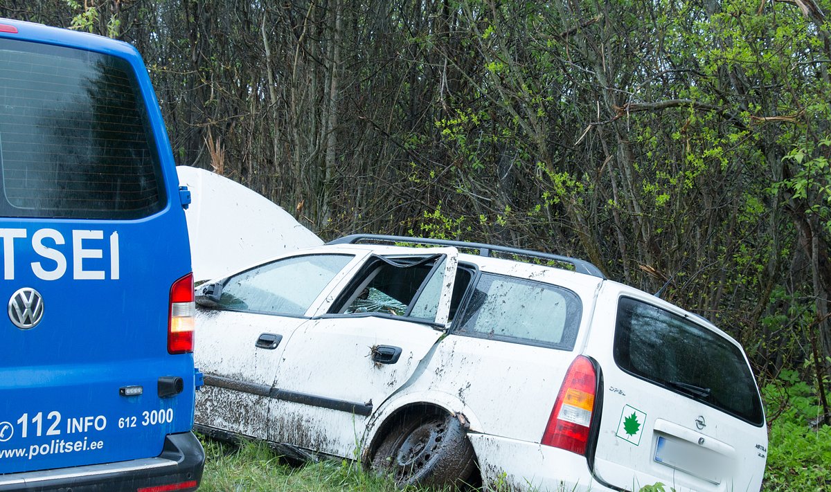 Täna hommikul kell 11.05 teatati häirekeskusele  liiklusõnnetusest Saaremaal, Kihelkonna vallas Abaja külas. Õnnetus toimus Viki-Kurevere tee 3,3 kilomeetril. Kurevere poolt Kihelkonna poole sõitnud Opel Astra juht sõitis oma sõidukiga teelt välja kraavi. Autos viibis lisaks juhile veel neli noormeest.  