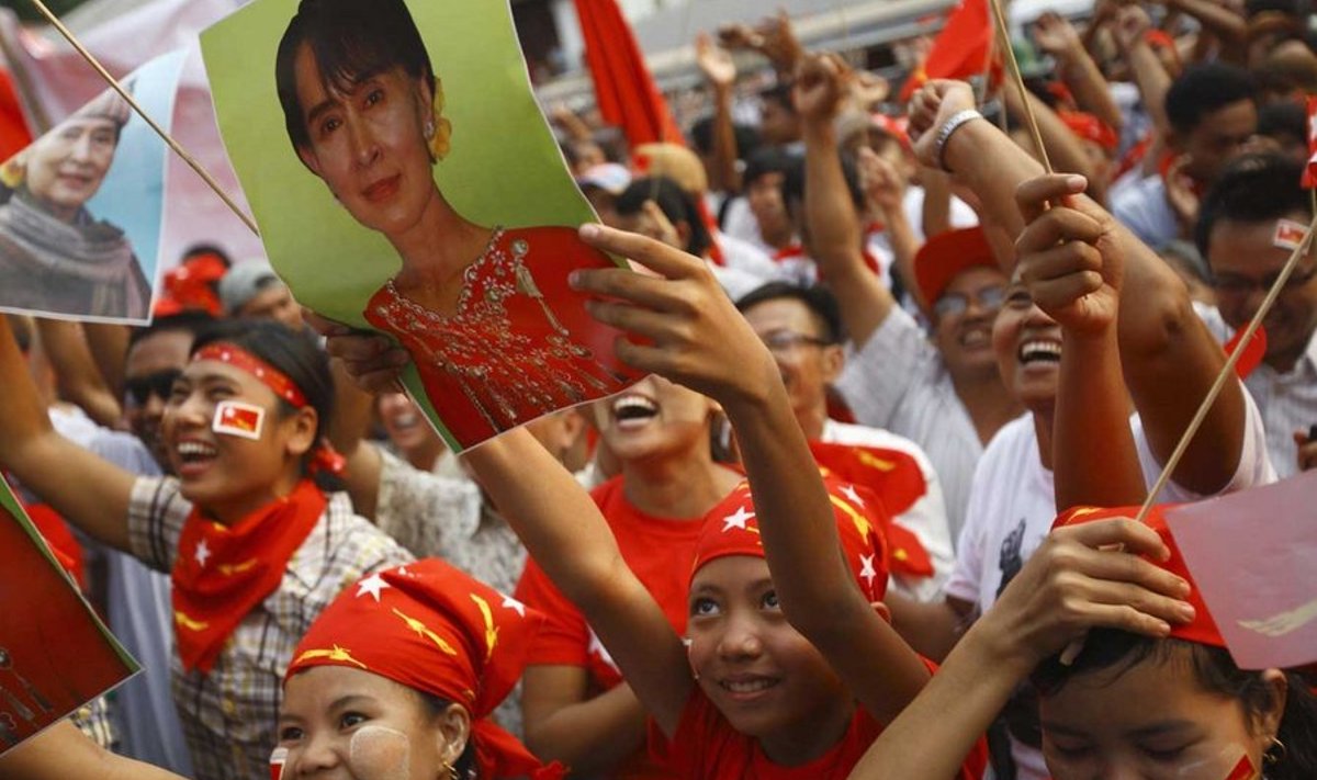Aung San Suu Kyi on ülimalt populaarne. Fotol kannavad tema pooldajad oma iidoli pilte.
