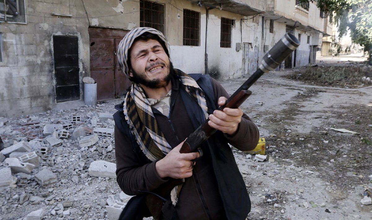 Süüria Vaba Armee võitleja annab tuld isetehtud granaadiheitjast. 