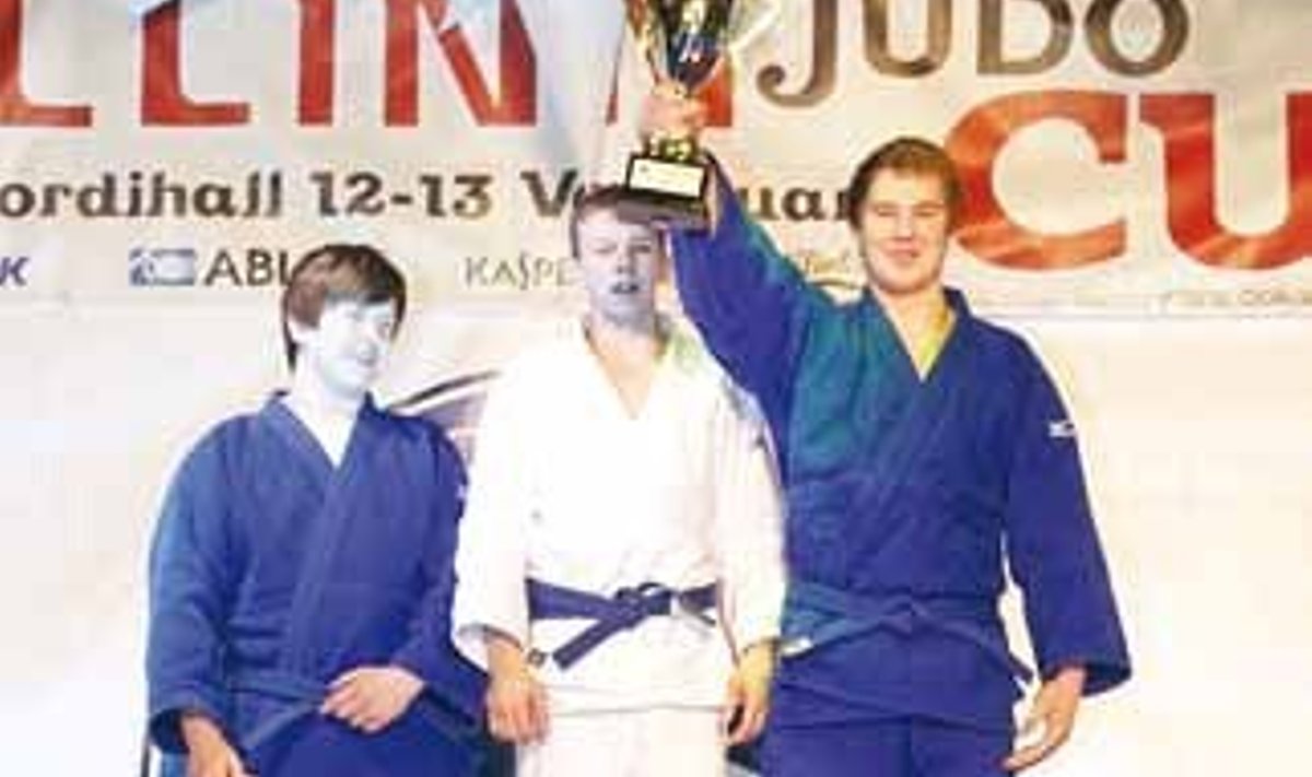 SK Ookami judokad Hookan Lember, Klen-Kristofer Kaljulaid ja Andri Sokka võtavad vastu klubi võidukarikat! (foto: Viimsi Teataja)