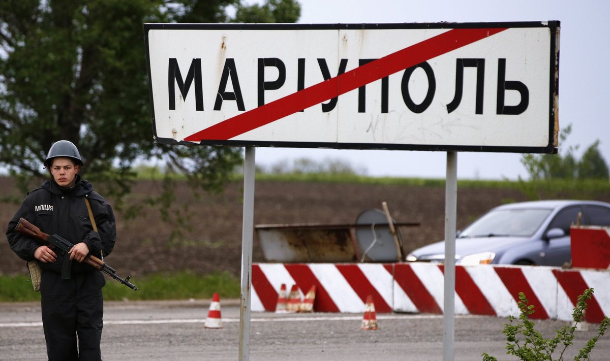 Ukraina sõdur valvab Mariupoli piiri