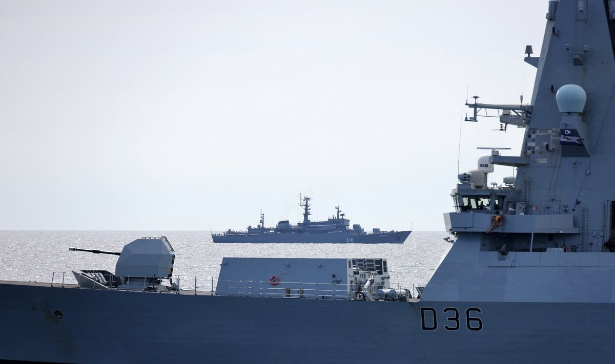 Esiplaanil on Baltops 22`st osa võttev Briti armee laev, taamal aga paistab Venemaa mereväe alus. 