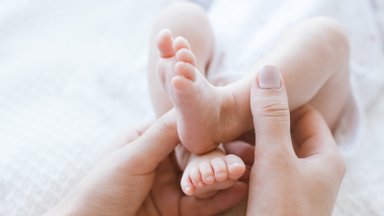 Lõpurasedana koroonaga haiglas: naine kohtus raske põdemise tõttu oma beebiga kaks kuud peale sünnitust