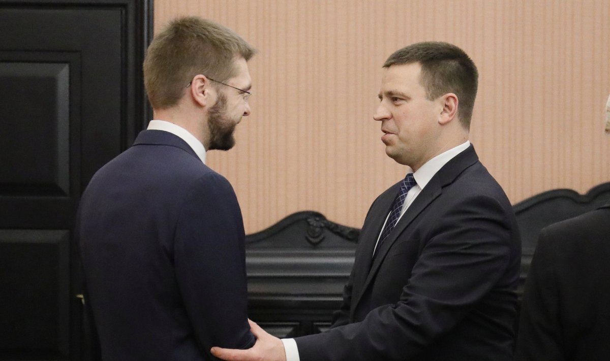 Peaminister Jüri Ratas (paremal) usub, et Jevgeni Ossinovski jagab valitsuse väärtusi ka pärast ministrikohalt lahkumist.