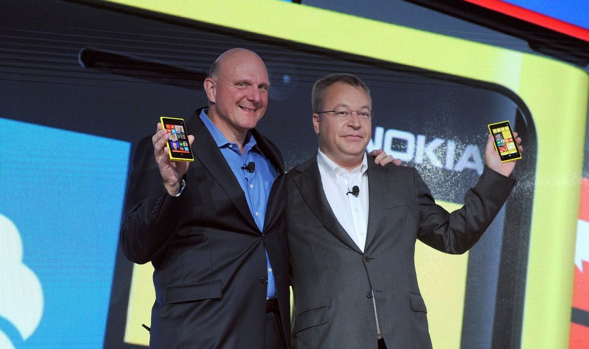Microsofti juht Steve Ballmer (vasakul) ja Nokia president Stephen Elop tutvustasid 2012. aasta sügisel Windows 8 süsteemiga Nokia telefone. Mobiilimaailma omaaegse valitseja lõpliku hävinguni oli jäänud ainult kolm ja pool aastat.