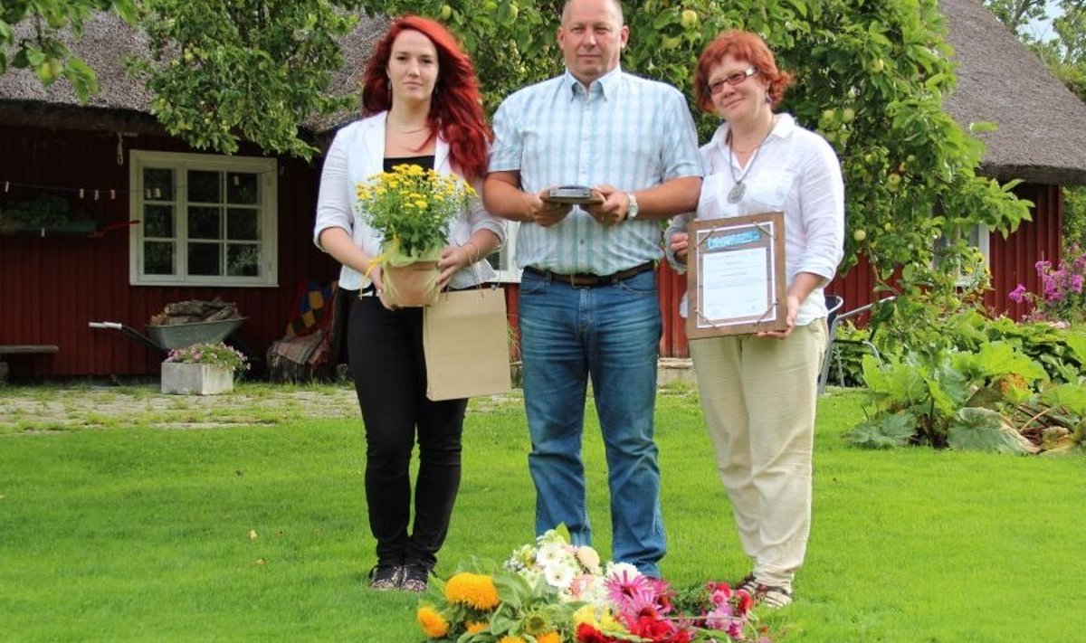 Saaremaa kogukonna pärl 2012 - Tiina ja Rein Oleski pere. Foto: Eesti Külaliikumise Kodukant