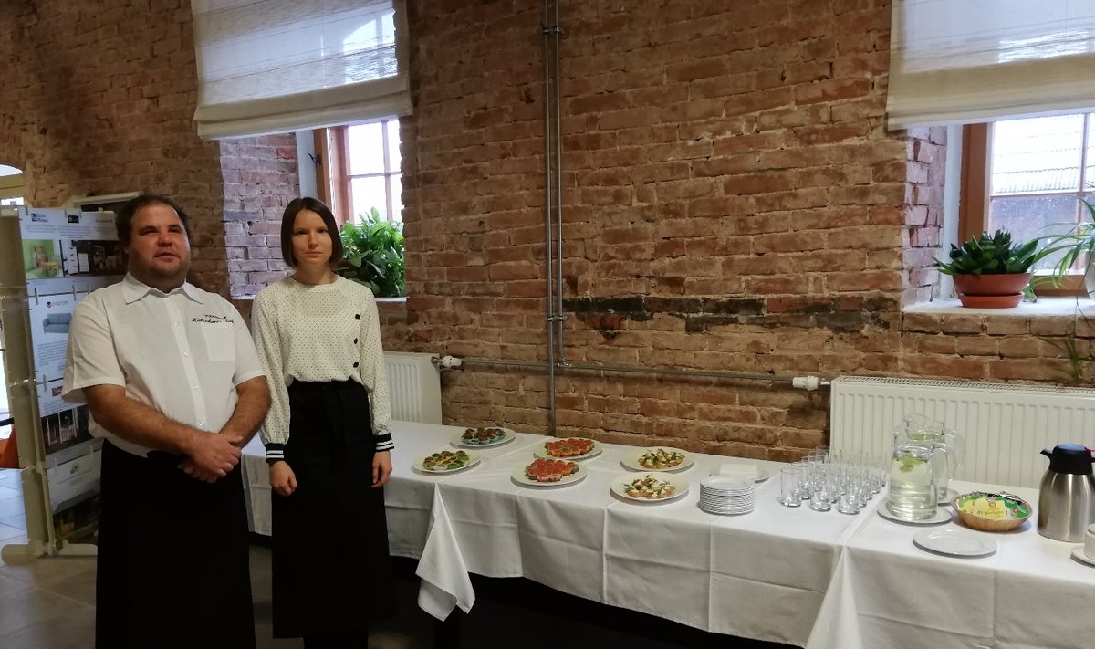 Два студента с курса помощника повара представляют блюда, которые предлагают гостям из Латвии.