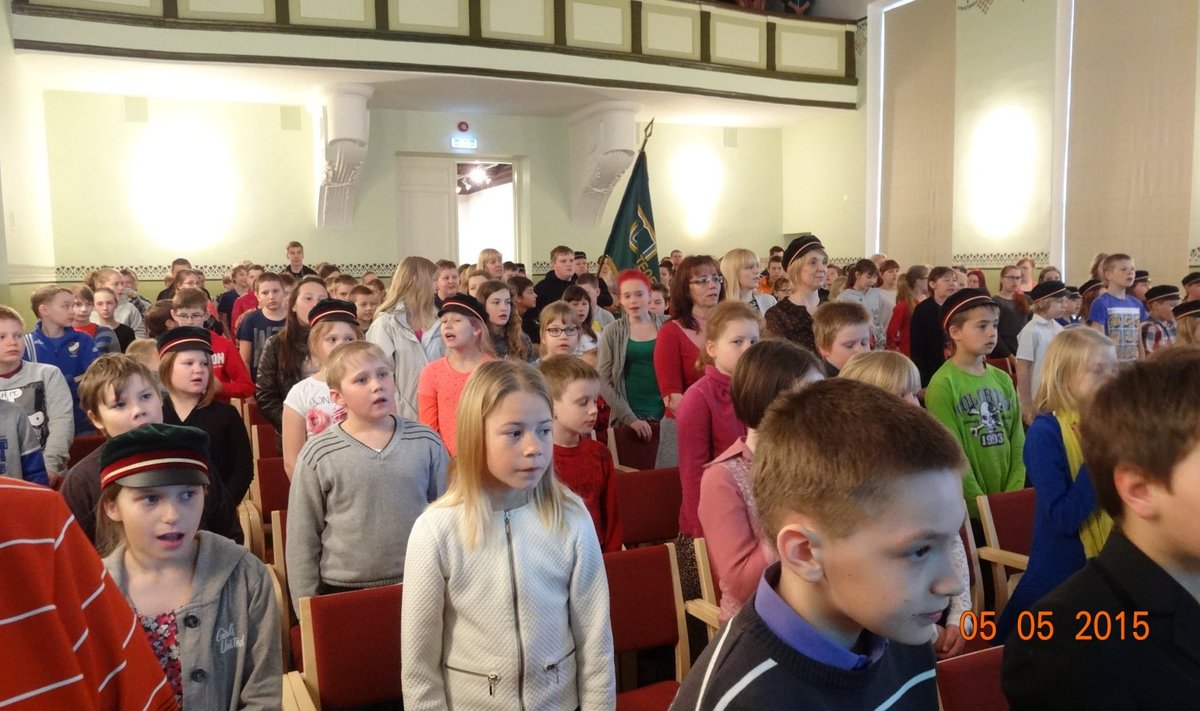 Ka konverents sai piduliku alguse ühise koolihümni laulmisega, nagu kõik tähtsad sündmused Väike-Maarja gümnaasiumis. 