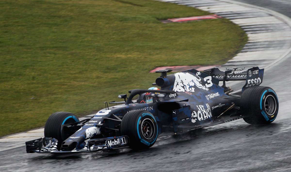 Daniel Ricciardo uue Red Bulli masinaga Silverstone'is.